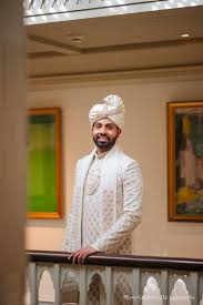 Groom Safa